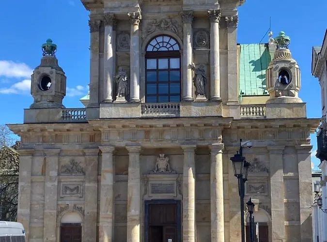 Cozy Downtown Srodmiescie Apartment: Entertainment Hub With Wi-fi Warsaw